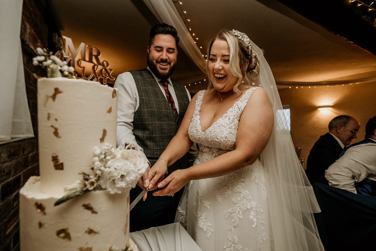 cake cut at wedding at fox and goos e in chesterfield